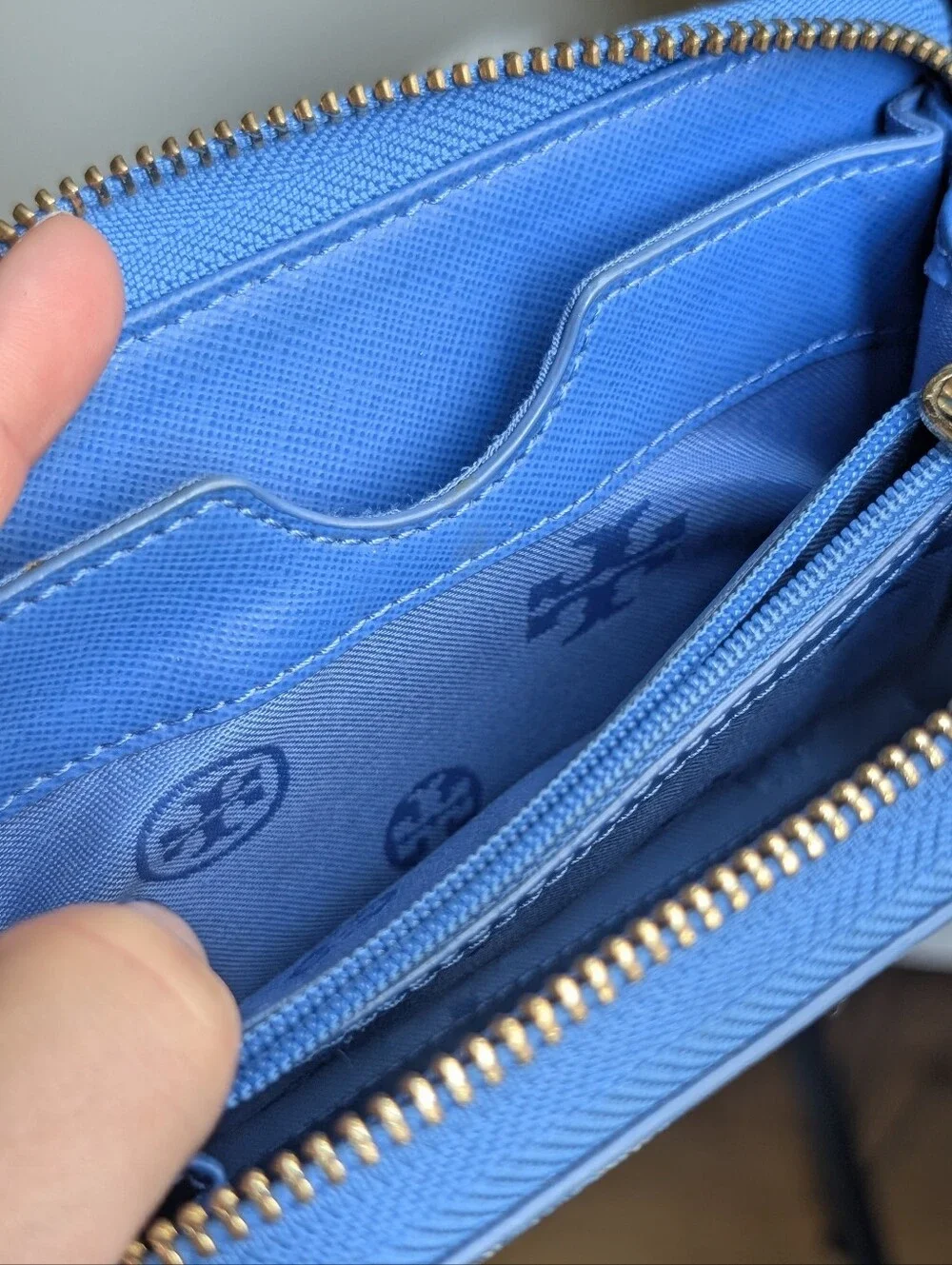 Tory Burch Blue and Cream Patterned Wristlet with Gold Logo